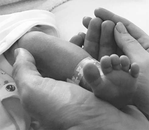 Певица показала первое фото новорожденного сына Певица показала первое фото новорожденного сына