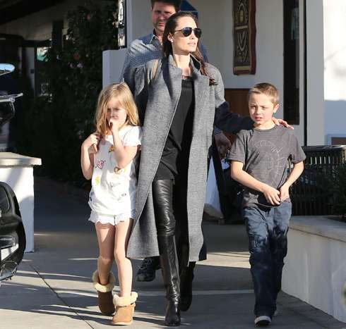 Анджелина Джоли с двойняшками Вивьен и Ноксом