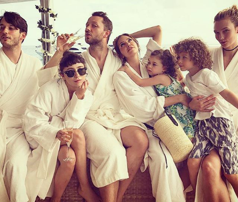 Жена Абрамовича встретила Новый год в халате