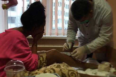 Несколько дней назад певице сделали еще одну операцию, теперь на обеих ногах