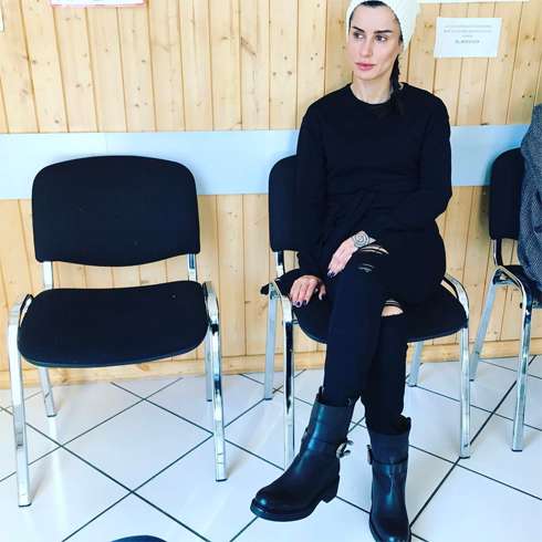 Тина в ожидании приема у французского доктора