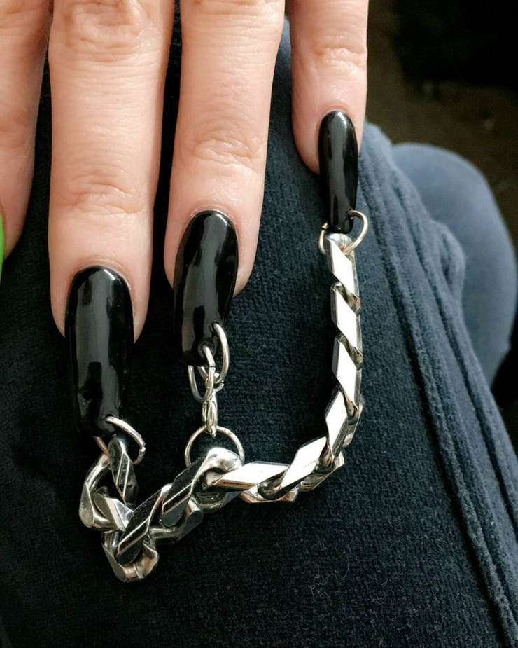 Маникюр с пирсингом от Ким Кардашьян