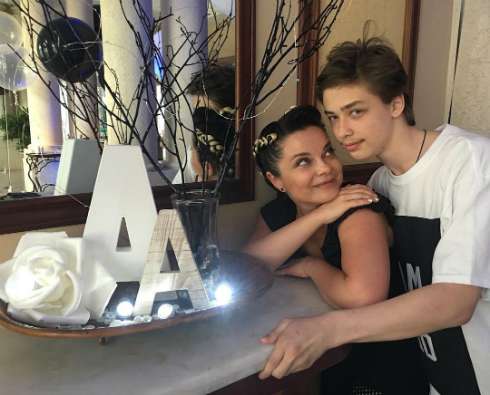 Королева показала фото подросшего сына Архипа