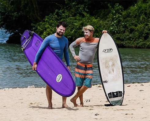 Тренироваться актеру помогает чемпион России по серфингу