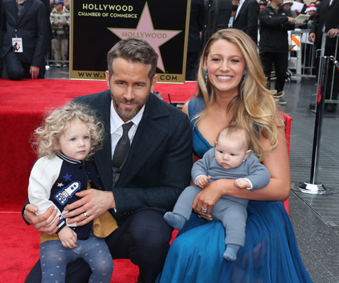 Райан и Блейк с дочками на церемонии открытия звезды Рейнолдса на Аллее славы в Голливуде