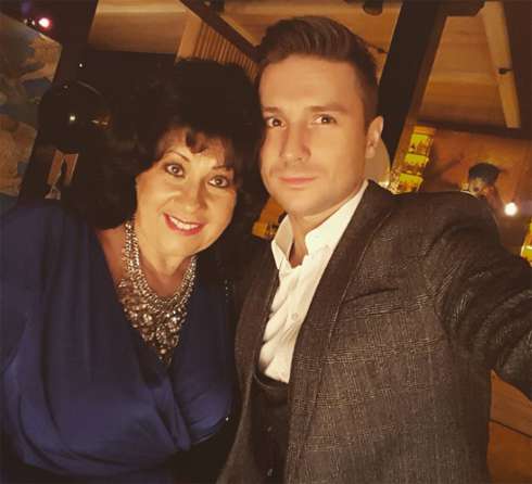 Певец с мамой Валентиной Викторовной