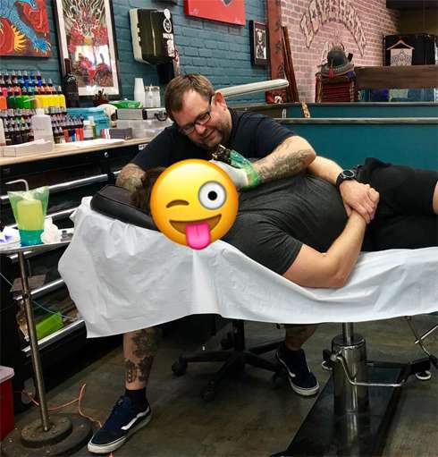 Поклонники предполагают, что новая тату посвящена его сыну Поклонники предполагают, что новая тату посвящена его сыну