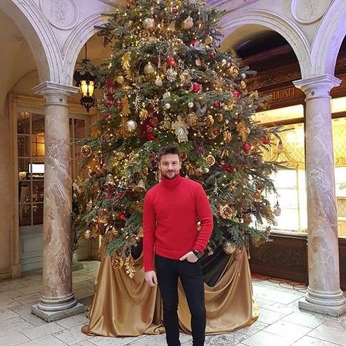 Что под елкой у Сергея Лазарева?