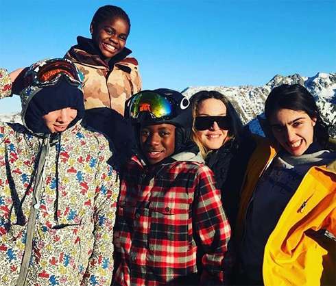 Мадонна со своими детьми на каникулах