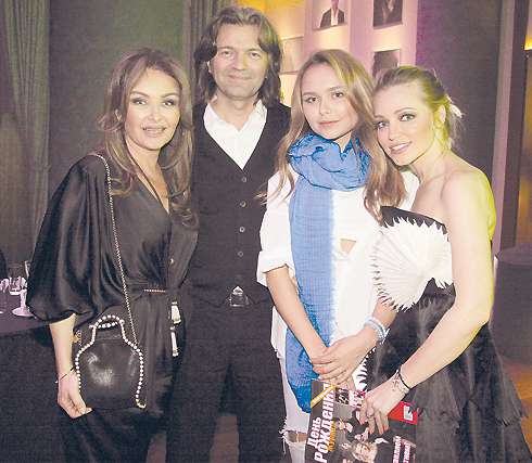 Первого января на день рождения Инны всегда собирается вся семья. На фото: именинница с братом Димой Маликовым, его женой Еленой и племянницей Стешей