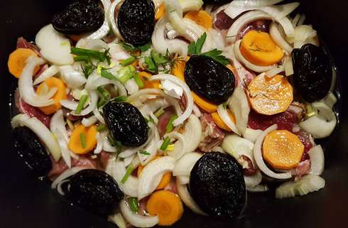 Мясо, томленое в духовке с черносливом