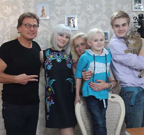 Певица со своей семьей и телеведущем Евгением Додолевым 