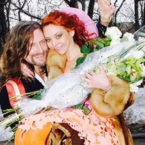 Сейчас Анисина вместе с детьми живет во Франции, куда Джигурде въезд запрещен