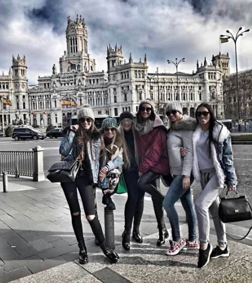 Телеведущая со своими подругами и сестрой Телеведущая со своими подругами и сестрой