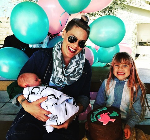 Пинк гордится, что не похудела после родов