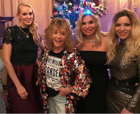 Алла Пугачева встречала Новый год в рваных джинсах, а Марина Юдашкина - в роскошном платье