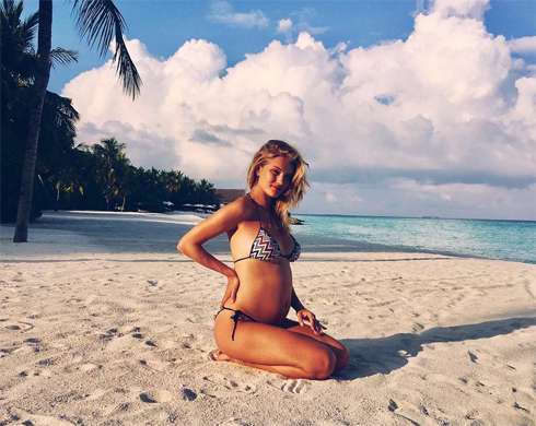 Рози показала беременный живот