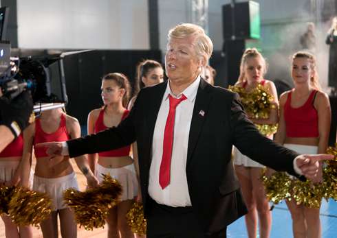 Роль Дональда Трампа исполнил танцор, который подходил по фактуре. На протяжении нескольких часов ему пришлось носить на лице специальную маску