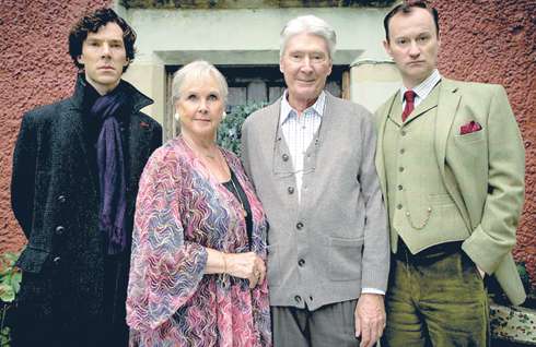 Родителей братьев Холмс сыграли настоящие мама и папа Бенедикта Камбербэтча, исполнителя роли Шерлока. А Марк Гэтисс (Майкрофт) также является соавтором сериала