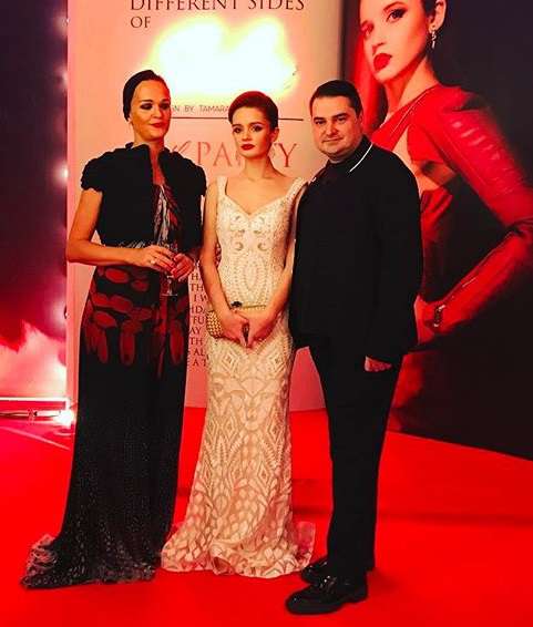 Семья встречала гостей на красной дорожке