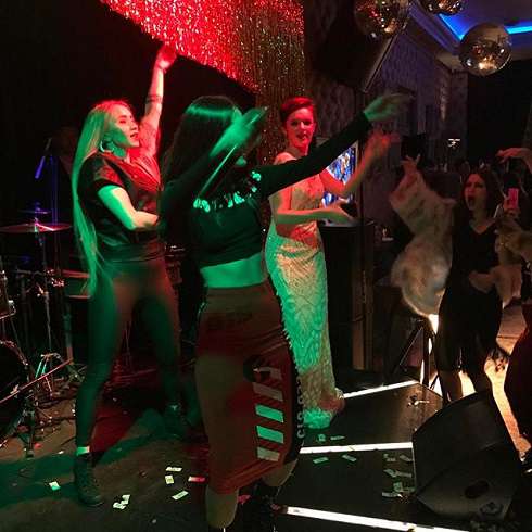 Танцевали все