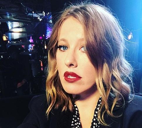 Ксения Собчак прячет лицо под маской