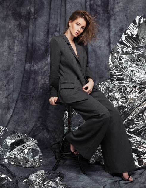 Костюм, diverse shop; босоножки, stuart weitzman