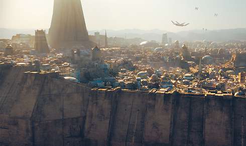 Работая над созданием священного города Джеда, художник черпал вдохновение в изображениях древнего Иерусалима, израильской крепости Масада и фотографиях Парижа во время Второй мировой войны