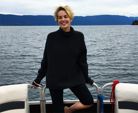 Шэрон Стоун не стесняется складок на животе