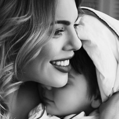 Беременная Стоцкая стала ближе с сыном