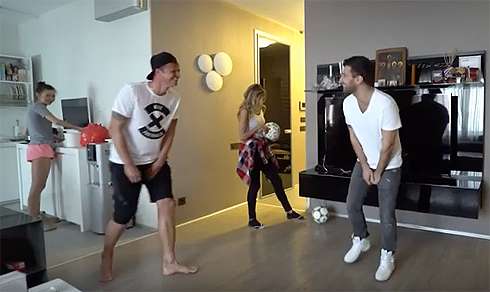 Девушка в розовых шортиках и есть Анастасия Костенко