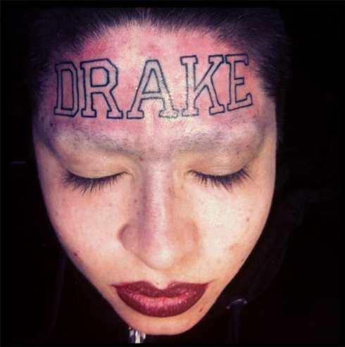 Фанатка наколола имя Дрейка на лбу