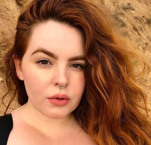 Тесс Холлидей сделала селфи в нижнем белье