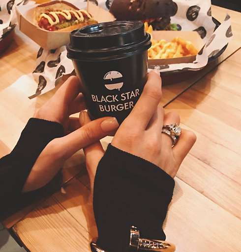 Анастасия Решетова показала кольца на безымянном пальце правой руки