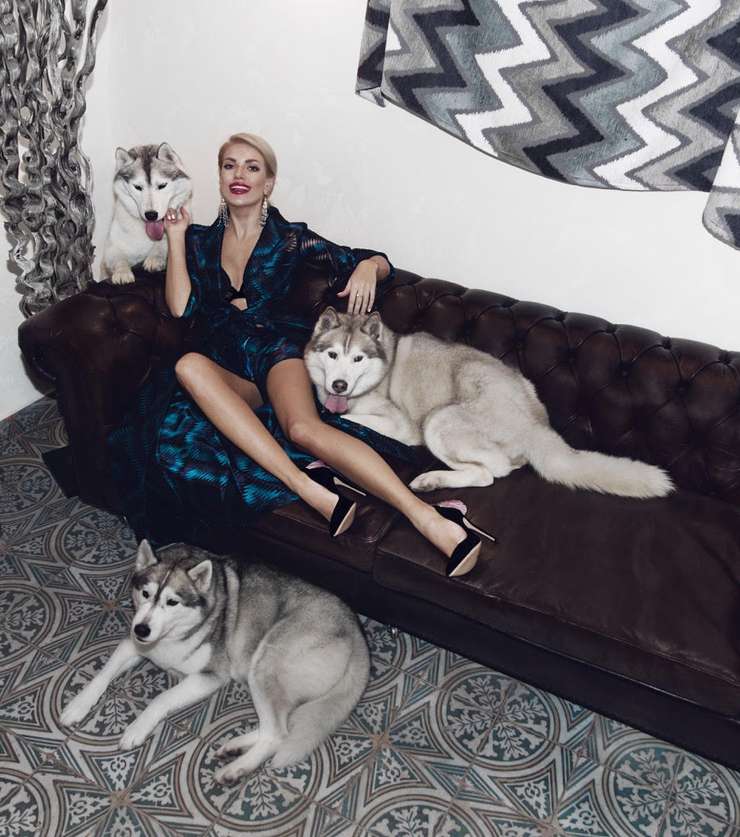 Актриса, модель и бизнес-леди знает секрет, как выглядеть сексуально Актриса, модель и бизнес-леди знает секрет, как выглядеть сексуально