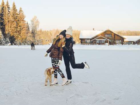 Рядом с домом Варвары есть озеро, которое зимой превращается в каток