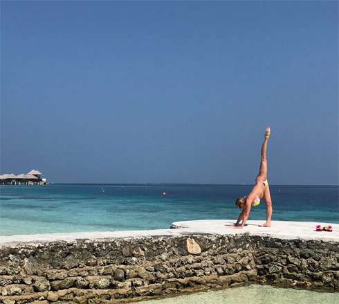 Анастасия Волочкова встречает утро в шпагате