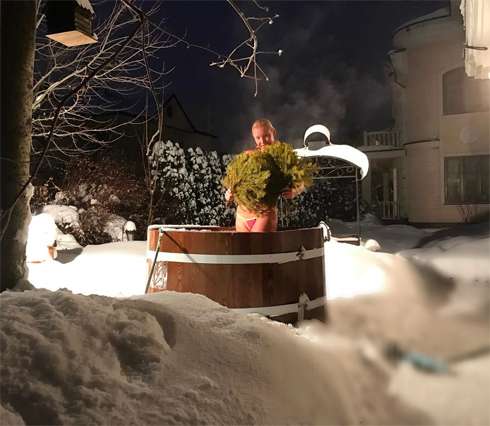 Балерина не боится простудиться в ледяной воде