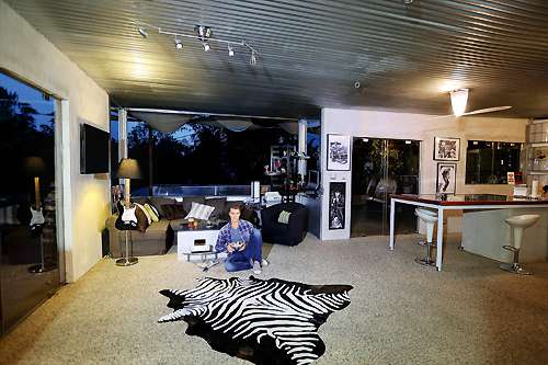 Дизайнерский дом, выполненный из бетона, стекла и металла, сразу приглянулся певцу