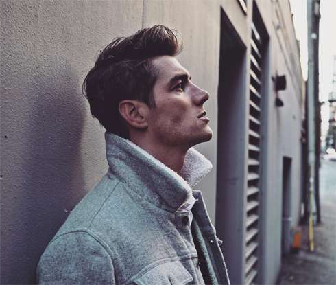 В инстаграме Воробьева все больше снимков, на которых у певца меланхоличный вид