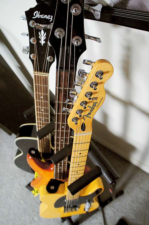 Сам Алексей играет на нескольких музыкальных иструментах и дома пишет музыку