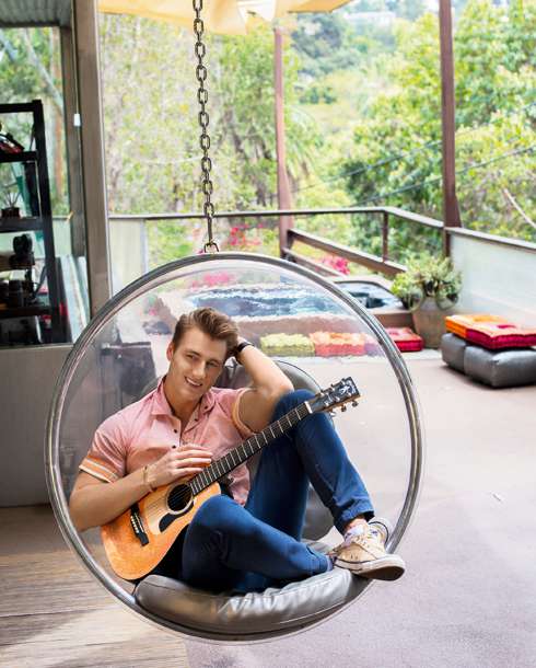 Подвесное кресло – дизайнерская находка. Сидя в нем, хозяин обдумывает сценарии или пишет недостающие куплеты к песням