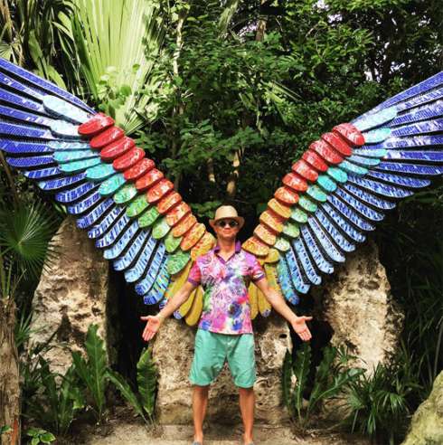 На руках Хрусталева тоже нет татуировок, как у мужчины певицы