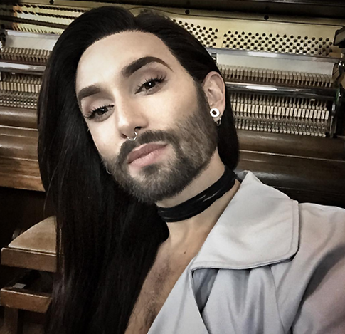 Кончита Вурст сделала селфи с бурятской артисткой