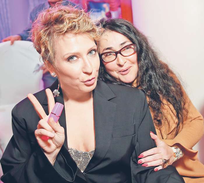 Телеведущая Яна Чурикова и певица Лолита были очень рады встрече. По мнению Лолиты, светские вечеринки хороши именно такими моментами