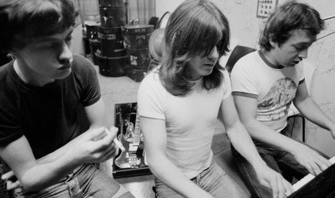 Умер бывший продюсер и участник AC/DC Джордж Янг