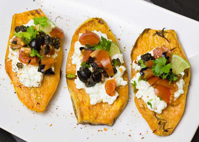 Картофель прекрасно сочетается с овощами, мясом и соусами