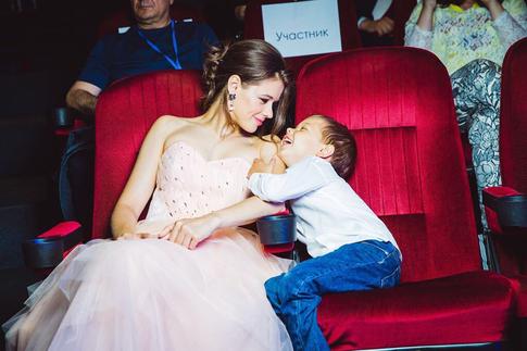 Катерина Шпица сделала ремонт в компании молодого человека