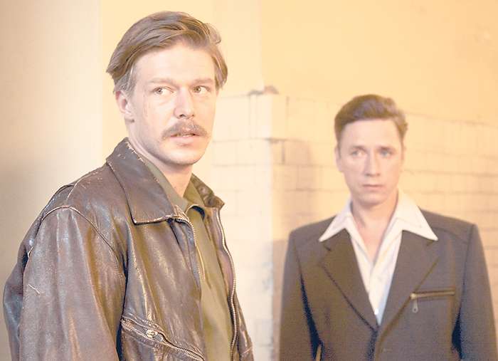 Режиссеры приглашают Никиту Ефремова на самые разные роли. Актер прекрасно себя чувствует в разных исторических эпохах. На фото: Никита Ефремов в сериале «Отличница» Режиссеры приглашают Никиту Ефремова на самые разные роли. Актер прекрасно себя чувствует в разных исторических эпохах. На фото: Никита Ефремов в сериале «Отличница»