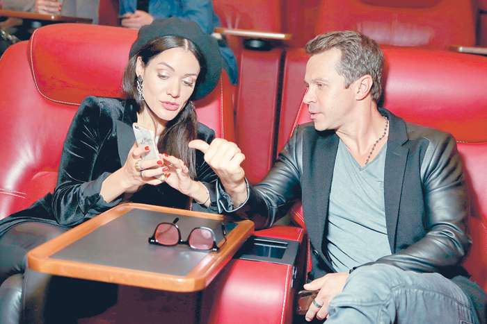 Павел Деревянко со спутницей Павел Деревянко со спутницей